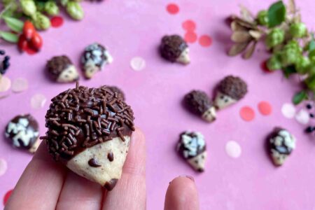 Niedliche Igelplätzchen sind wunderbar für das Backen mit Kindern im Herbst.