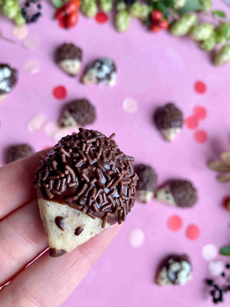 Niedliche Igelplätzchen sind wunderbar für das Backen mit Kindern im Herbst.
