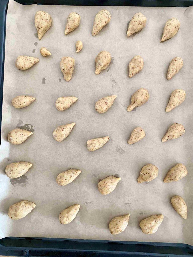 Niedliche Igelplätzchen sind wunderbar für das Backen mit Kindern im Herbst.