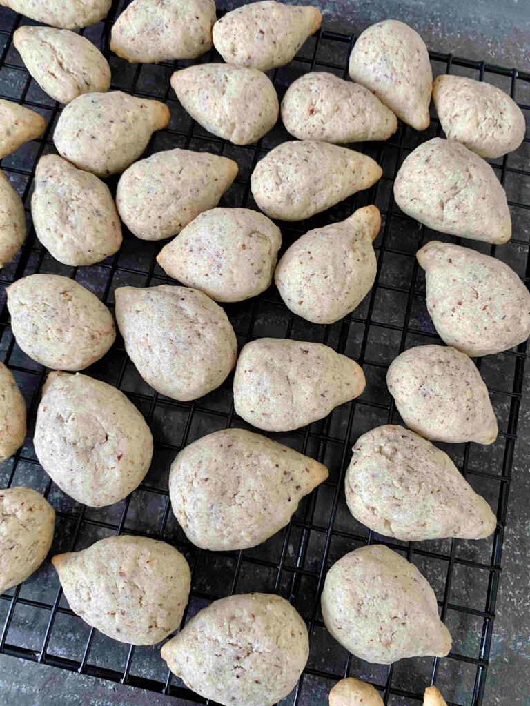 Niedliche Igelplätzchen sind wunderbar für das Backen mit Kindern im Herbst.