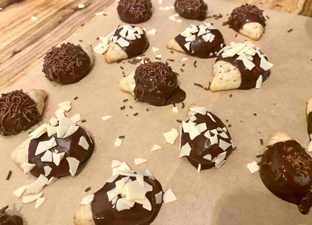 Niedliche Igelplätzchen sind wunderbar für das Backen mit Kindern im Herbst.