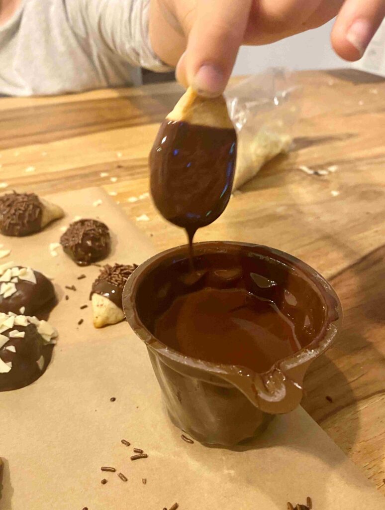 Niedliche Igelplätzchen sind wunderbar für das Backen mit Kindern im Herbst.