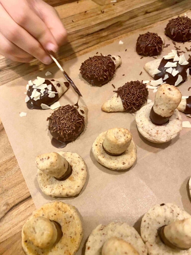 Niedliche Igelplätzchen sind wunderbar für das Backen mit Kindern im Herbst.