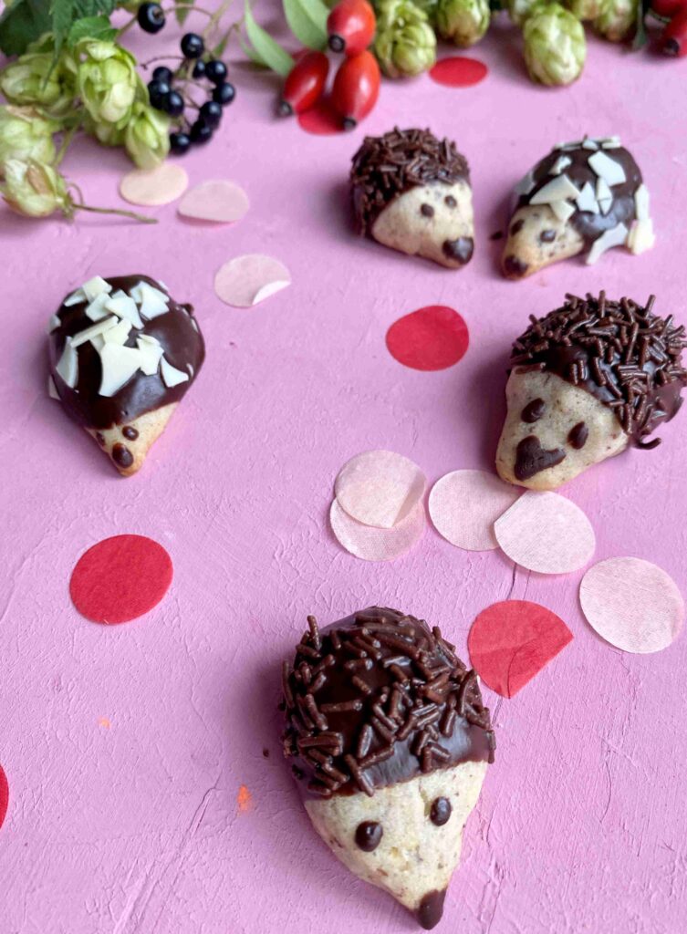 Niedliche Igelplätzchen sind wunderbar für das Backen mit Kindern im Herbst.