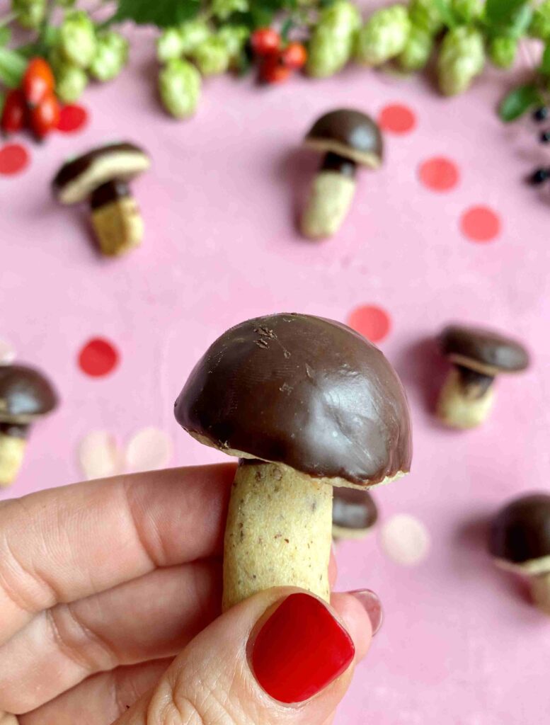 Herbstliche Pilzplätzchen sind wunderbar für das Backen mit Kindern im Herbst.