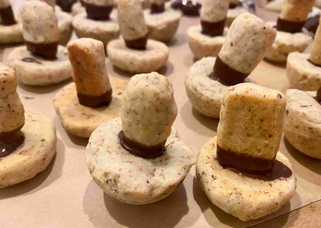 Herbstliche Pilzplätzchen sind wunderbar für das Backen mit Kindern im Herbst.