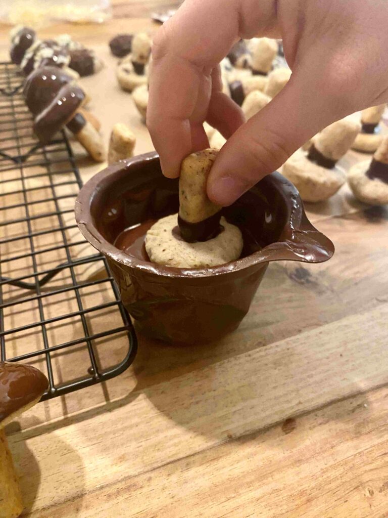 Herbstliche Pilzplätzchen sind wunderbar für das Backen mit Kindern im Herbst.