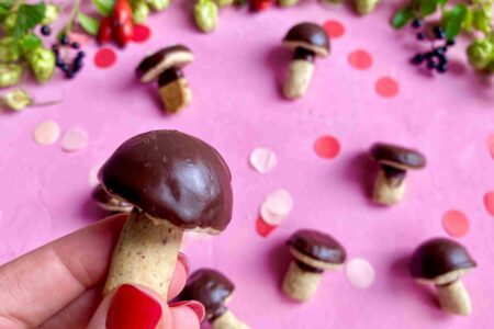Herbstliche Pilzplätzchen sind wunderbar für das Backen mit Kindern im Herbst.