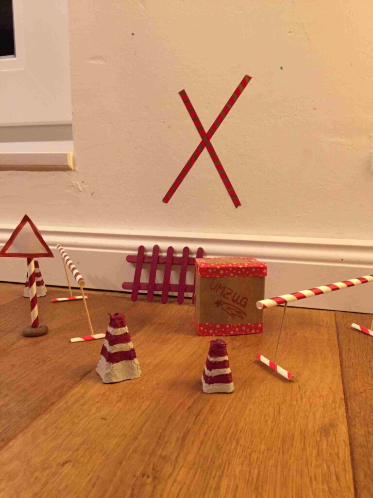 Der Weihnachtswichtel sorgt für eine lustige Weihnachtszeit mit seinen Streichen, Zaubertricks und Aufgaben für Minis.