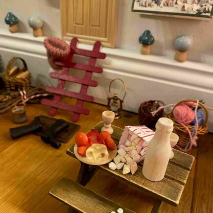 Der Weihnachtswichtel sorgt für eine lustige Weihnachtszeit mit seinen Streichen, Zaubertricks und Aufgaben für Minis.