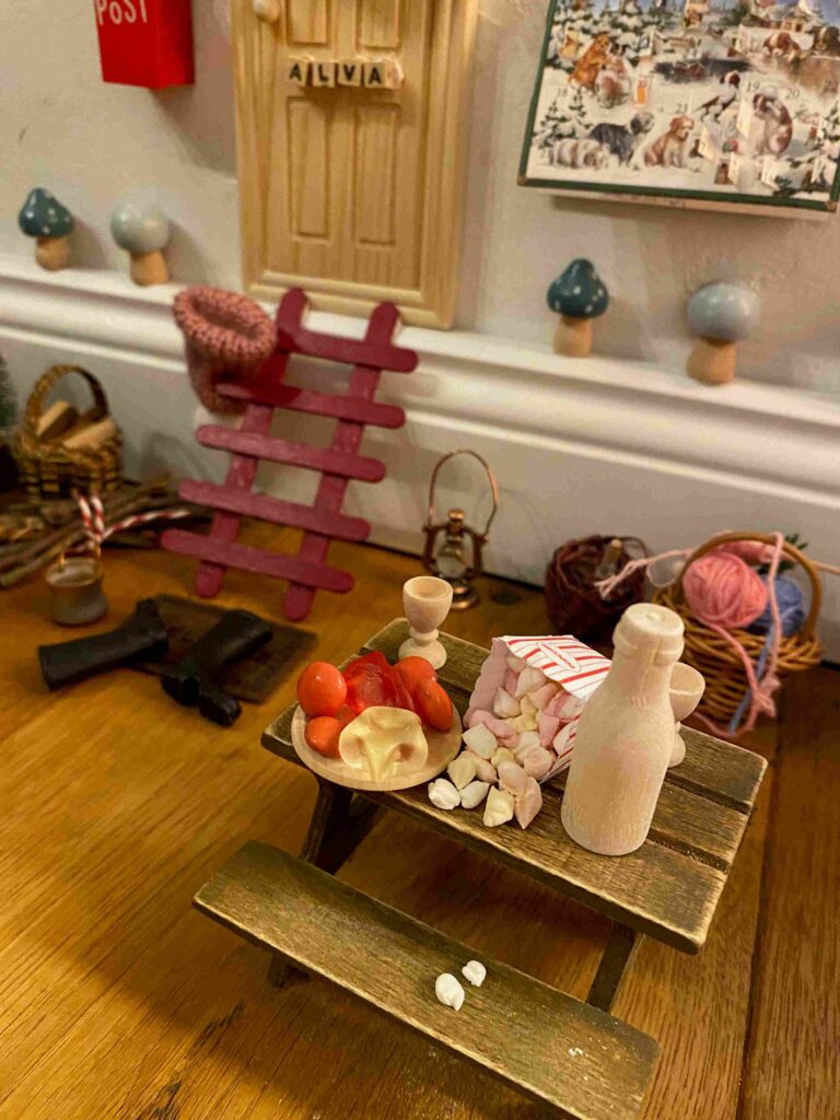 Der Weihnachtswichtel sorgt für eine lustige Weihnachtszeit mit seinen Streichen, Zaubertricks und Aufgaben für Minis.