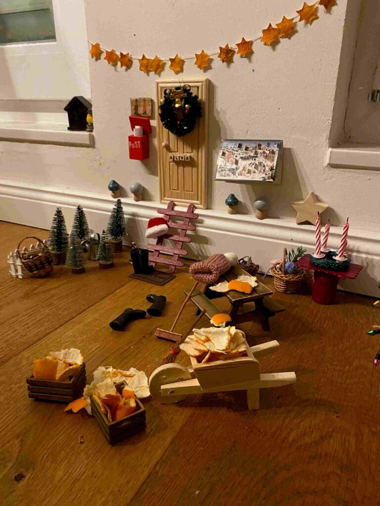 Der Weihnachtswichtel sorgt für eine lustige Weihnachtszeit mit seinen Streichen, Zaubertricks und Aufgaben für Minis.