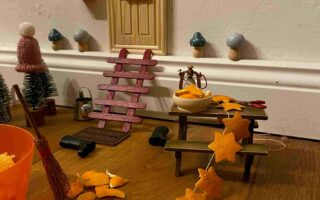 Der Weihnachtswichtel sorgt für eine lustige Weihnachtszeit mit seinen Streichen, Zaubertricks und Aufgaben für Minis.