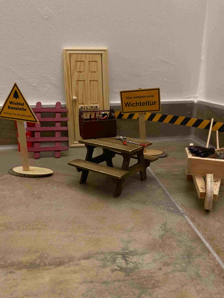 Der Weihnachtswichtel sorgt für eine lustige Weihnachtszeit mit seinen Streichen, Zaubertricks und Aufgaben für Minis.