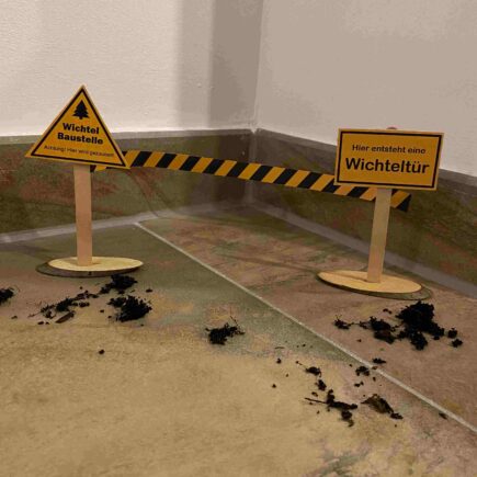 Der Weihnachtswichtel sorgt für eine lustige Weihnachtszeit mit seinen Streichen, Zaubertricks und Aufgaben für Minis.