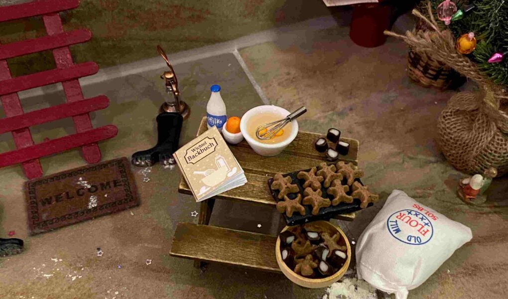 Der Weihnachtswichtel sorgt für eine lustige Weihnachtszeit mit seinen Streichen, Zaubertricks und Aufgaben für Minis.