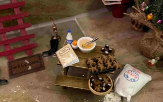 Der Weihnachtswichtel sorgt für eine lustige Weihnachtszeit mit seinen Streichen, Zaubertricks und Aufgaben für Minis.