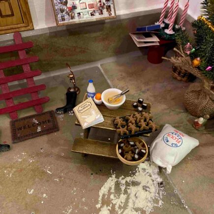 Der Weihnachtswichtel sorgt für eine lustige Weihnachtszeit mit seinen Streichen, Zaubertricks und Aufgaben für Minis.