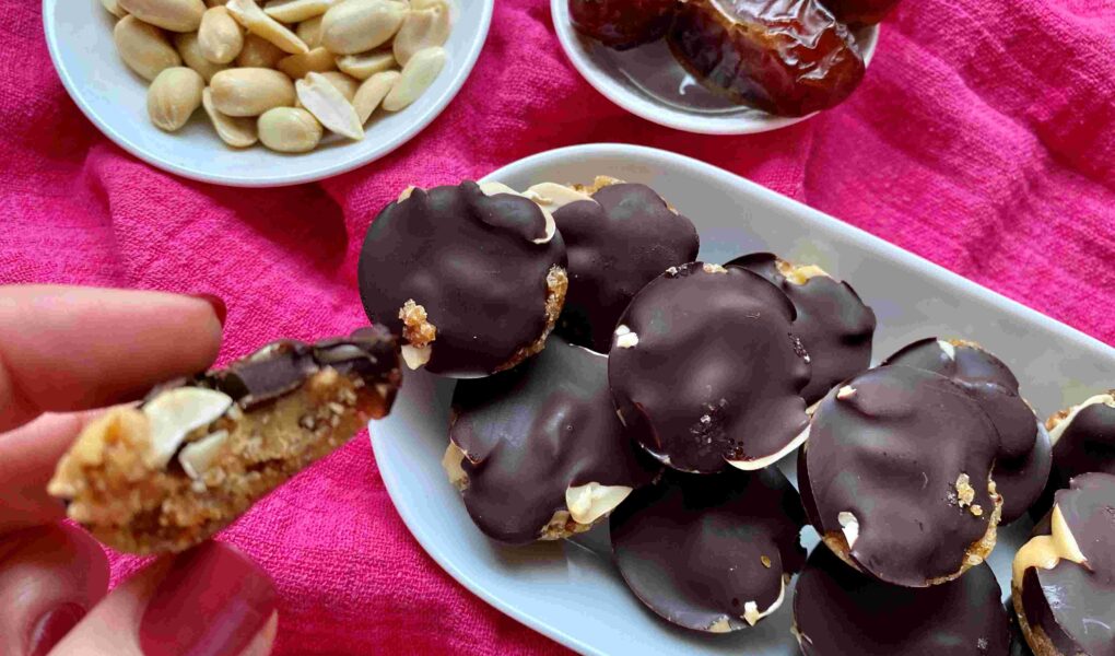 Gesunde Snicker-Taler ohne Industriezucker und ohne Backen.
