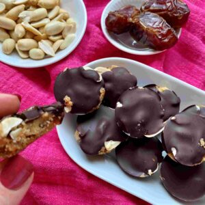 Gesunde Snicker-Taler ohne Industriezucker und ohne Backen.