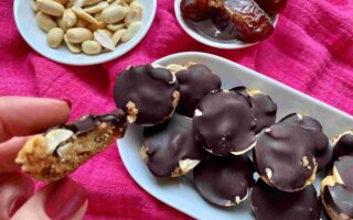 Gesunde Snicker-Taler ohne Industriezucker und ohne Backen.