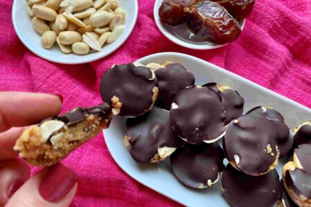 Gesunde Snicker-Taler ohne Industriezucker und ohne Backen.