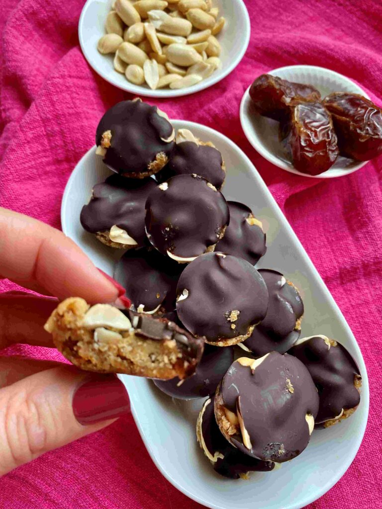 Gesunde Snicker-Taler ohne Industriezucker und ohne Backen.