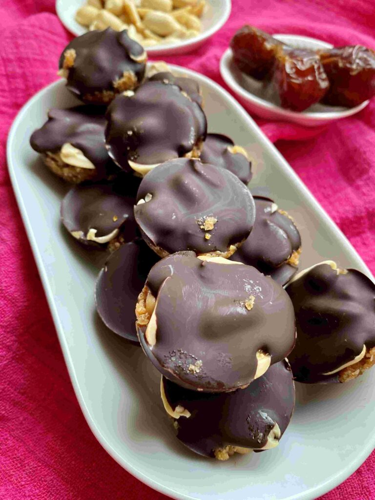 Gesunde Snicker-Taler ohne Industriezucker und ohne Backen.