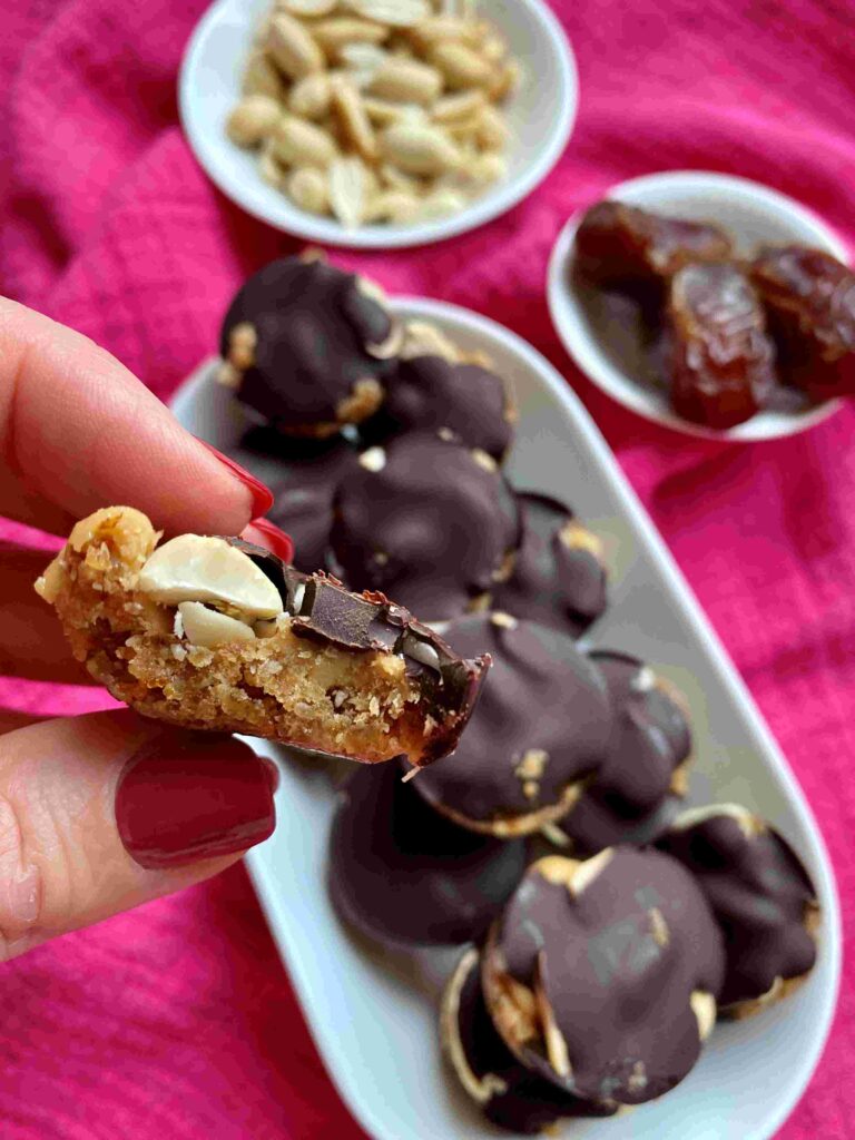 Gesunde Snicker-Taler ohne Industriezucker und ohne Backen.