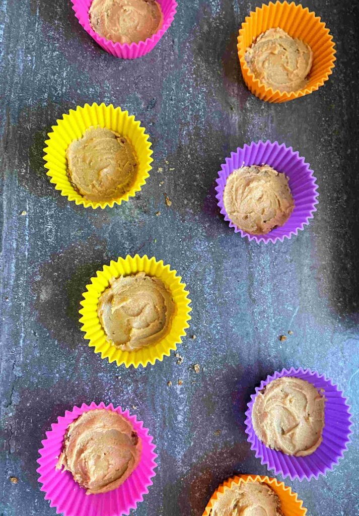 Gesunde Snicker-Taler ohne Industriezucker und ohne Backen.