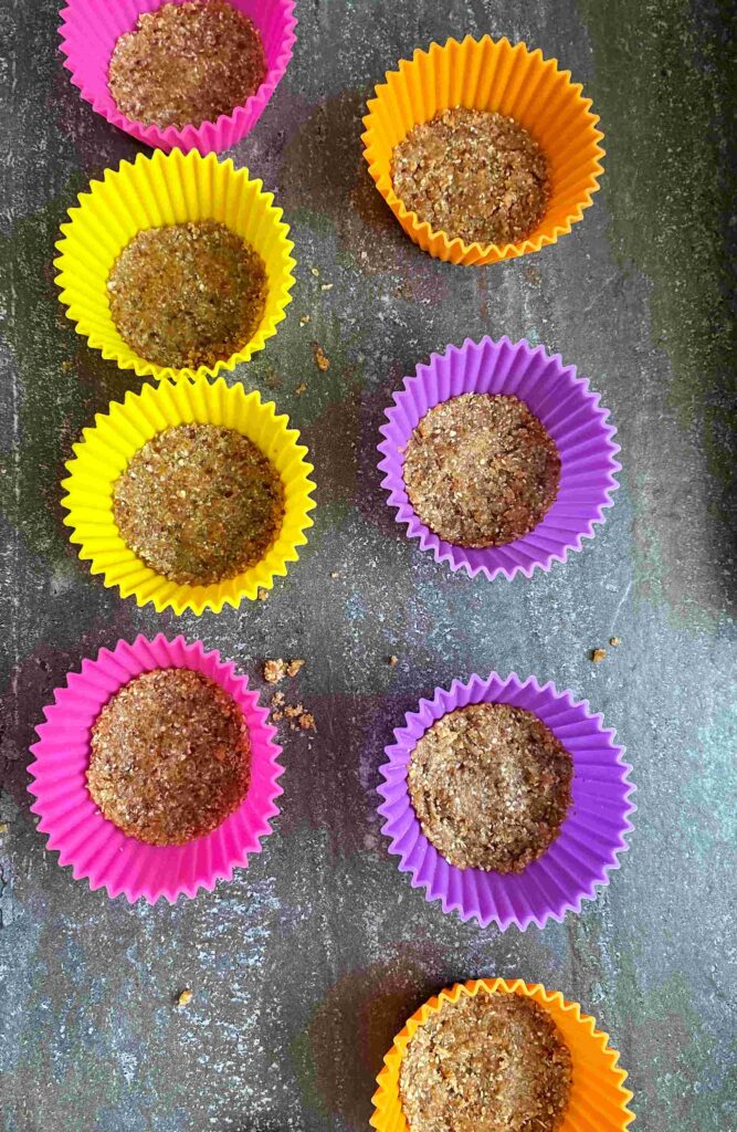 Gesunde Snicker-Taler ohne Industriezucker und ohne Backen.