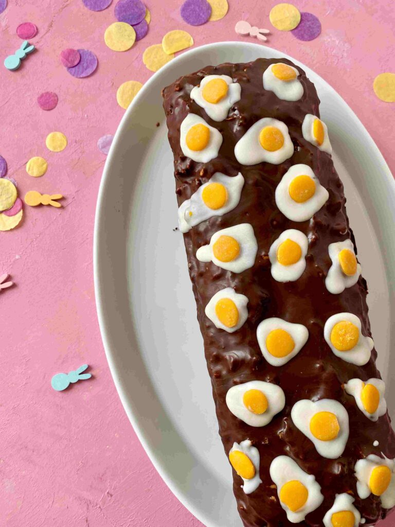 Der Rüblikuchen mit Spiegelei-Glasur ist ein perfekter Osterkuchen für das Backen mit Kindern.