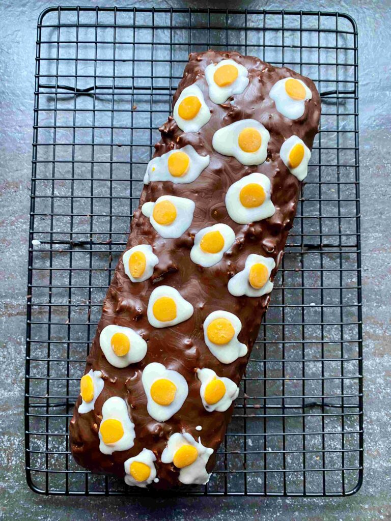 Der Rüblikuchen mit Spiegelei-Glasur ist ein perfekter Osterkuchen für das Backen mit Kindern.