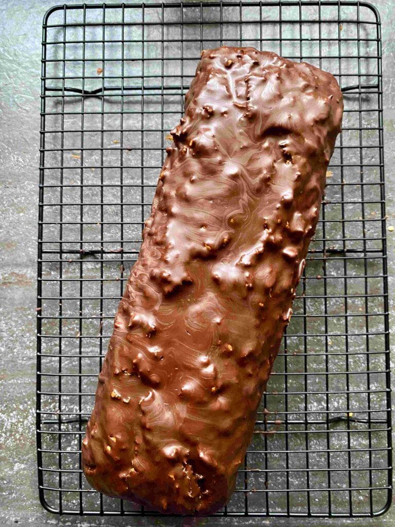 Der Rüblikuchen mit Spiegelei-Glasur ist ein perfekter Osterkuchen für das Backen mit Kindern.