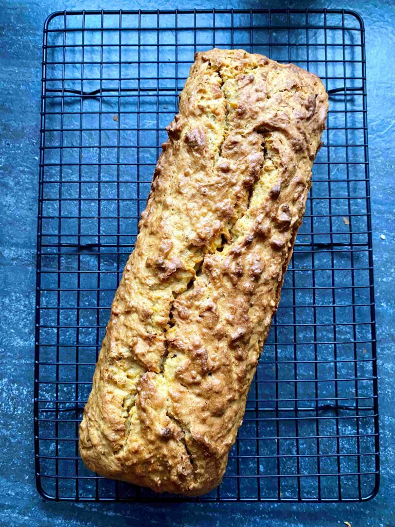 Der Rüblikuchen mit Spiegelei-Glasur ist ein perfekter Osterkuchen für das Backen mit Kindern.