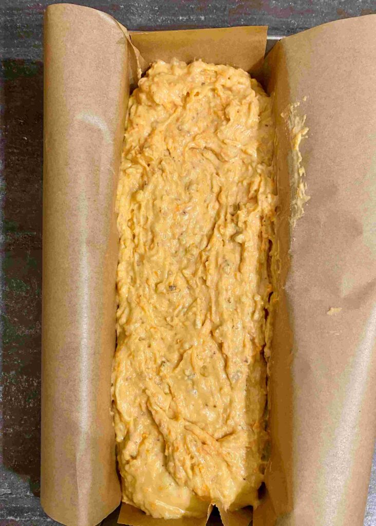 Der Rüblikuchen mit Spiegelei-Glasur ist ein perfekter Osterkuchen für das Backen mit Kindern.