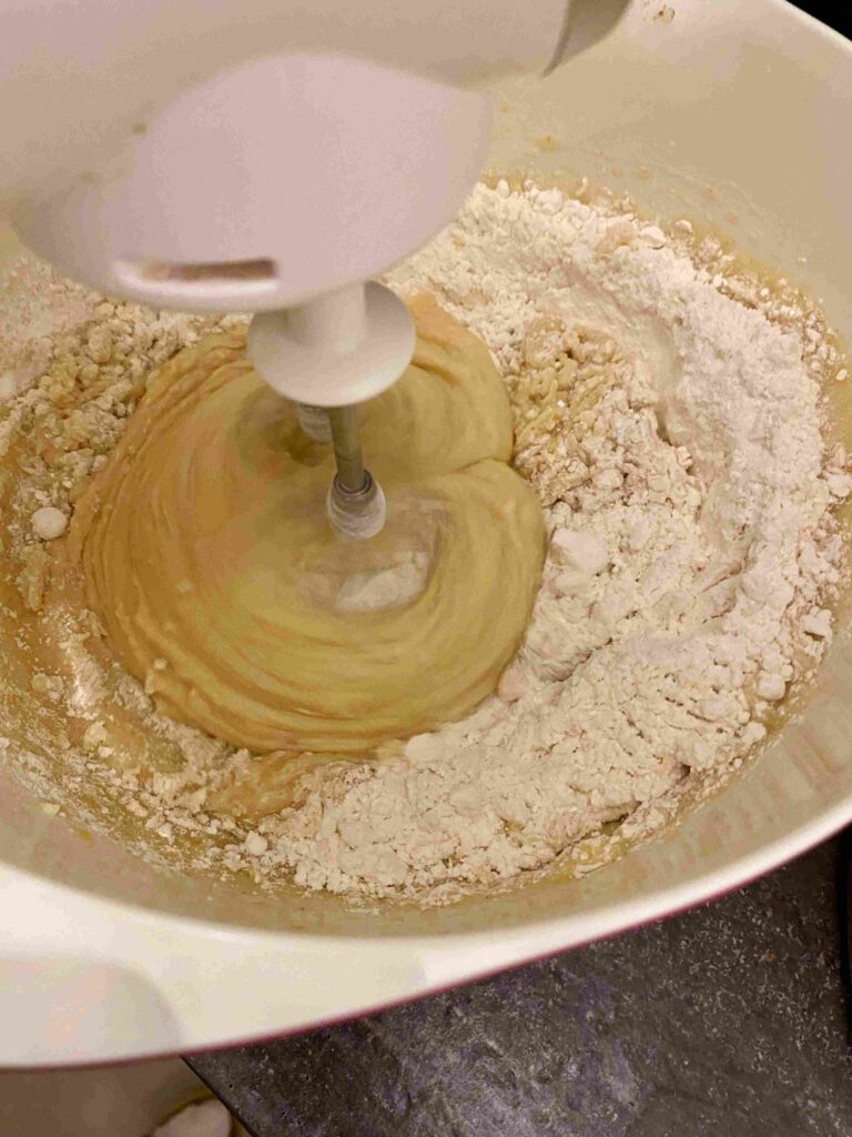 Der Rüblikuchen mit Spiegelei-Glasur ist ein perfekter Osterkuchen für das Backen mit Kindern.