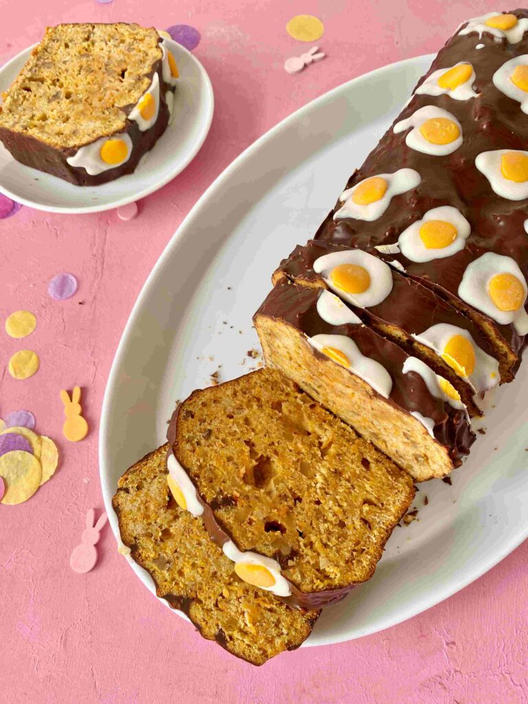 Der Rüblikuchen mit Spiegelei-Glasur ist ein perfekter Osterkuchen für das Backen mit Kindern.