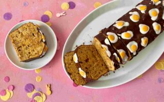 Der Rüblikuchen mit Spiegelei-Glasur ist ein perfekter Osterkuchen für das Backen mit Kindern.