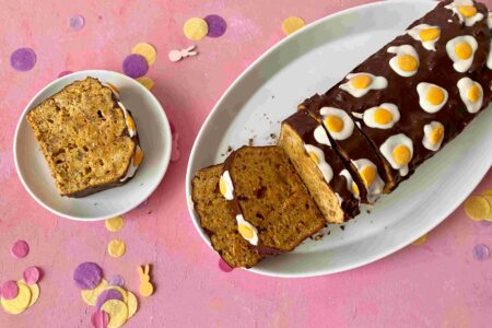 Der Rüblikuchen mit Spiegelei-Glasur ist ein perfekter Osterkuchen für das Backen mit Kindern.