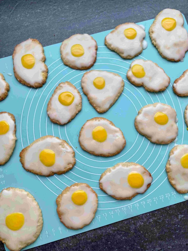 Süße Spiegeleier-Plätzchen für Ostern. Kinderleichte Osterplätzchen für das Backen mit Kindern.
