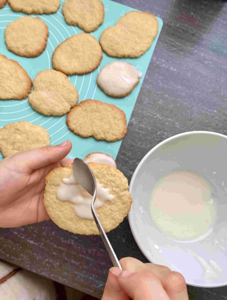 Süße Spiegeleier-Plätzchen für Ostern. Kinderleichte Osterplätzchen für das Backen mit Kindern.