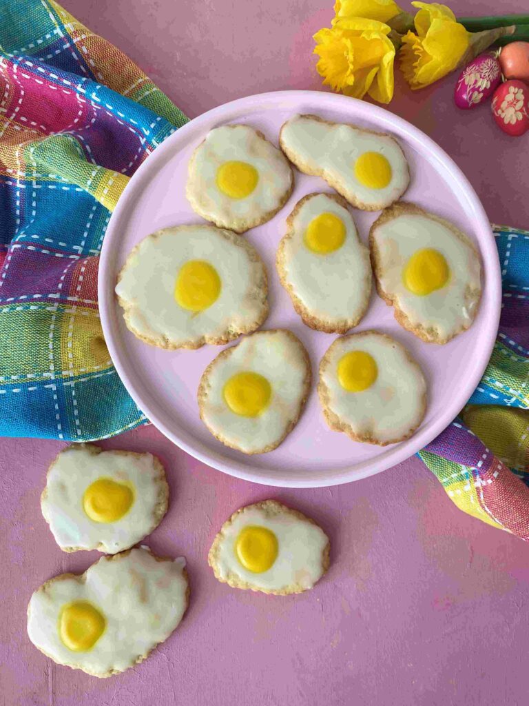 Süße Spiegeleier-Plätzchen für Ostern. Kinderleichte Osterplätzchen für das Backen mit Kindern.