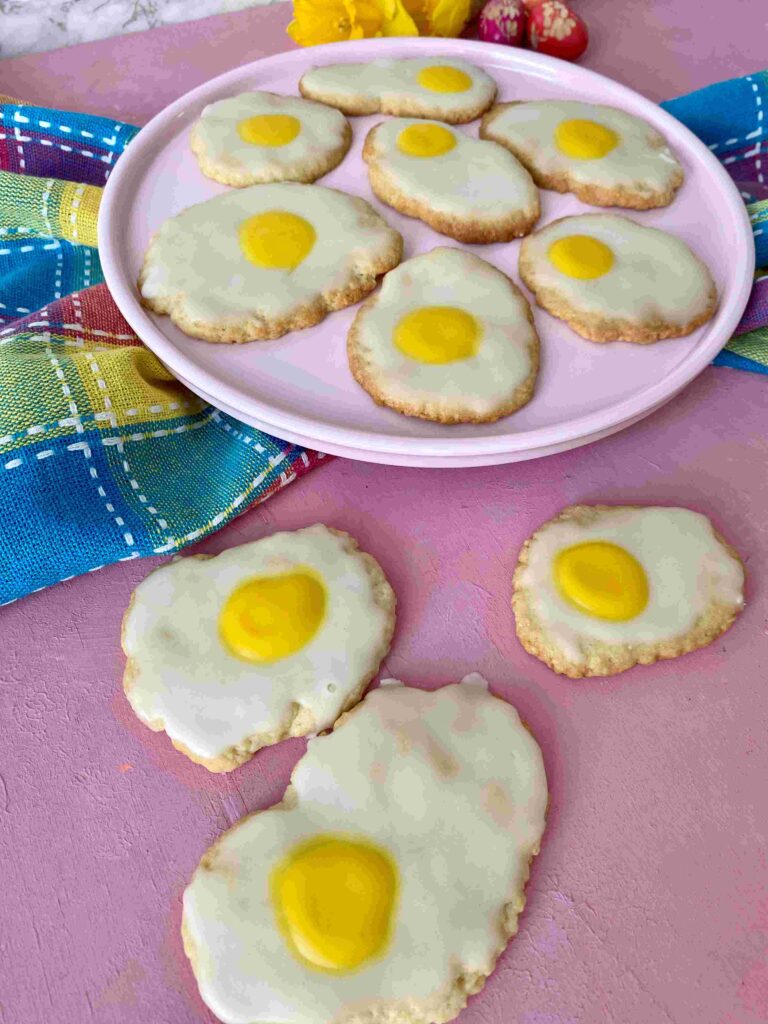 Süße Spiegeleier-Plätzchen für Ostern. Kinderleichte Osterplätzchen für das Backen mit Kindern.