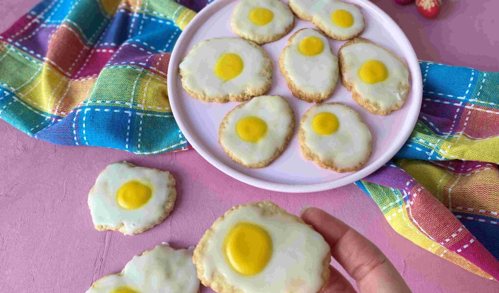 Süße Spiegeleier-Plätzchen für Ostern. Kinderleichte Osterplätzchen für das Backen mit Kindern.