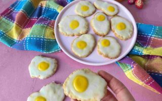 Süße Spiegeleier-Plätzchen für Ostern. Kinderleichte Osterplätzchen für das Backen mit Kindern.