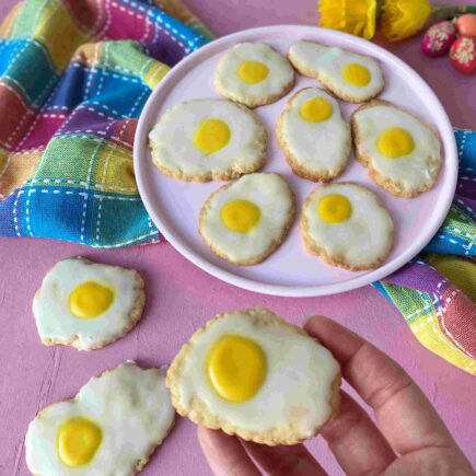 Süße Spiegeleier-Plätzchen für Ostern. Kinderleichte Osterplätzchen für das Backen mit Kindern.