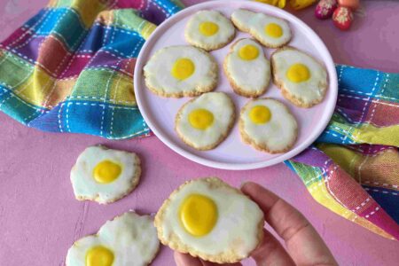 Süße Spiegeleier-Plätzchen für Ostern. Kinderleichte Osterplätzchen für das Backen mit Kindern.