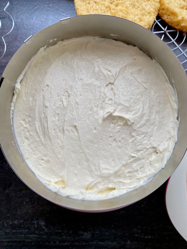Eine cremige Erdbeertorte zum 11. Geburtstag. Eine Kawaiitorte als Geburtstagstorte.