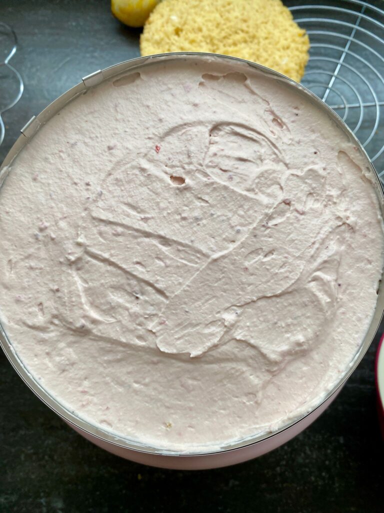 Eine cremige Erdbeertorte zum 11. Geburtstag. Eine Kawaiitorte als Geburtstagstorte.